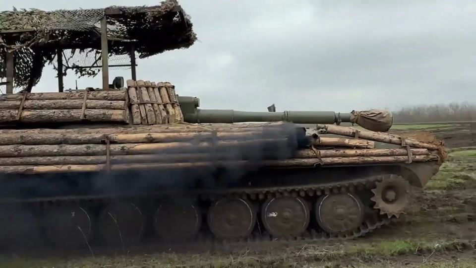 122-мм самоходная гаубица 2С1 «Гвоздика» с элементами динамической защиты «Сосна», из состава группировки войск «Восток» в Запорожской области 122-мм самоходная гаубица 2С1 «Гвоздика» с элементами динамической защиты «Сосна», из состава группировки войск «Восток» в Запорожской области