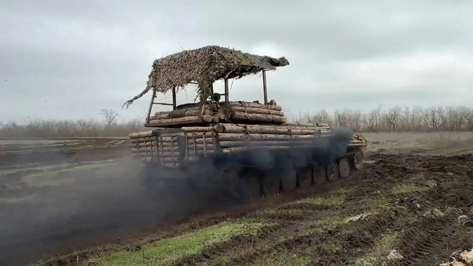 122-мм самоходная гаубица 2С1 «Гвоздика» с элементами динамической защиты «Сосна», из состава группировки войск «Восток» в Запорожской области 122-мм самоходная гаубица 2С1 «Гвоздика» с элементами динамической защиты «Сосна», из состава группировки войск «Восток» в Запорожской области