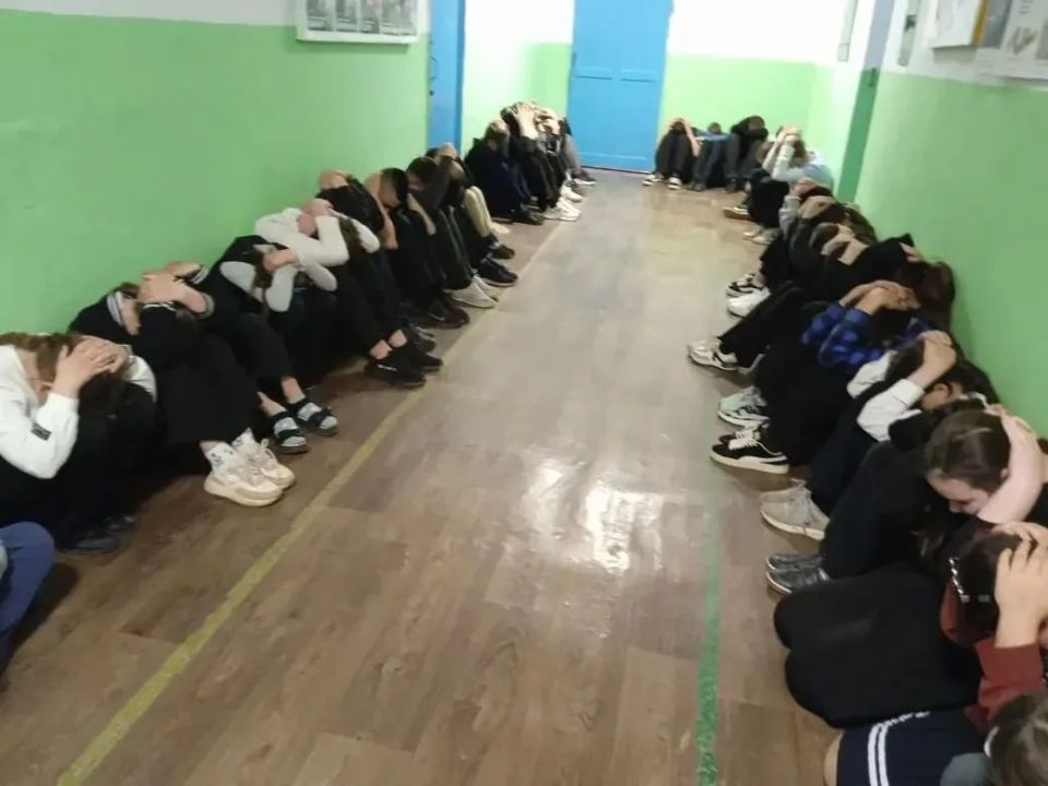 Во вторник, 21 апреля, в образовательных учреждениях Приморского муниципального округа состоялись Всероссийские учения по отработке комплексного сценария "Действия работников, обучающихся, сотрудников охраны образовательных... Во вторник, 21 апреля, в образовательных учреждениях Приморского муниципального округа состоялись Всероссийские учения по отработке комплексного сценария "Действия работников, обучающихся, сотрудников охраны образовательных...