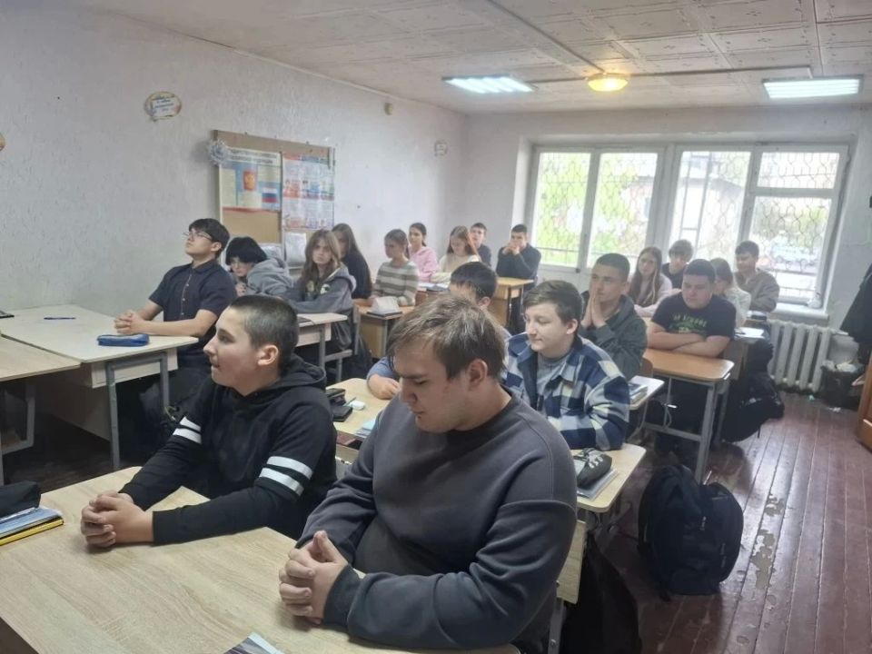 Безопасность начинается с бдительности: в Мелитополе прошла беседа со школьниками 21 апреля, в рамках реализации государственной политики по противодействию идеологии терроризма, состоялась важная встреча с учащимися школы... Безопасность начинается с бдительности: в Мелитополе прошла беседа со школьниками 21 апреля, в рамках реализации государственной политики по противодействию идеологии терроризма, состоялась важная встреча с учащимися школы...