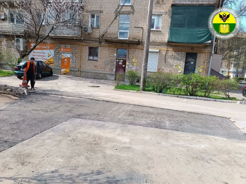 Администрация городского округа Мелитополь продолжает работу по приведению в порядок придомовых территорий Администрация городского округа Мелитополь продолжает работу по приведению в порядок придомовых территорий
