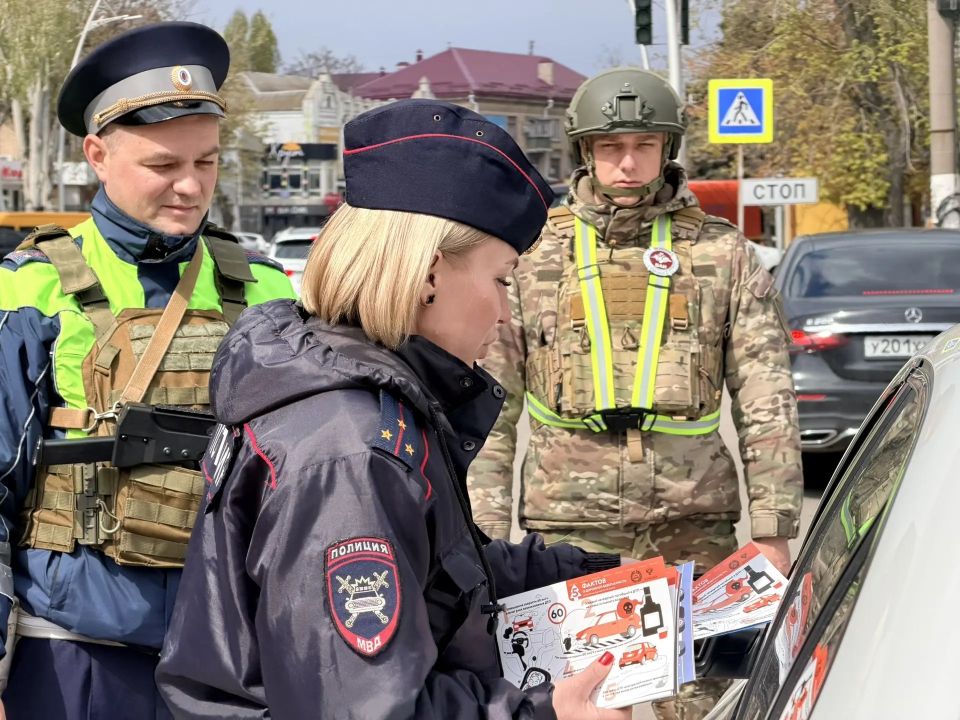 Сотрудники Госавтоинспекции и 219 военной автомобильной инспекции (территориальная) провели беседы с жителями города Мелитополя Сотрудники Госавтоинспекции и 219 военной автомобильной инспекции (территориальная) провели беседы с жителями города Мелитополя