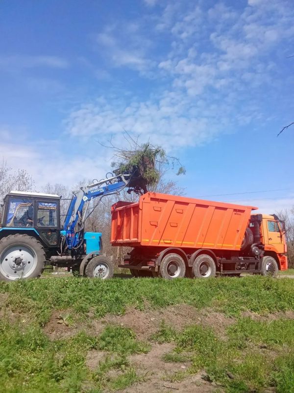 В преддверии поминального дня в поселке Трудовое сотрудники МБУ «Жилсервис» провели работы по наведению порядка на территории кладбища В преддверии поминального дня в поселке Трудовое сотрудники МБУ «Жилсервис» провели работы по наведению порядка на территории кладбища