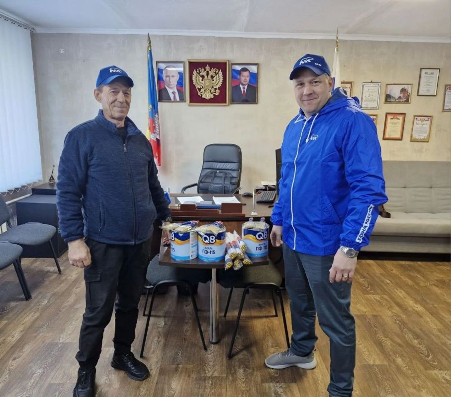 В преддверии 9 Мая партия «Единая Россия» передала в территориальный отдел города Днепрорудное необходимую атрибутику для подготовки к празднованию Дня Победы В преддверии 9 Мая партия «Единая Россия» передала в территориальный отдел города Днепрорудное необходимую атрибутику для подготовки к празднованию Дня Победы