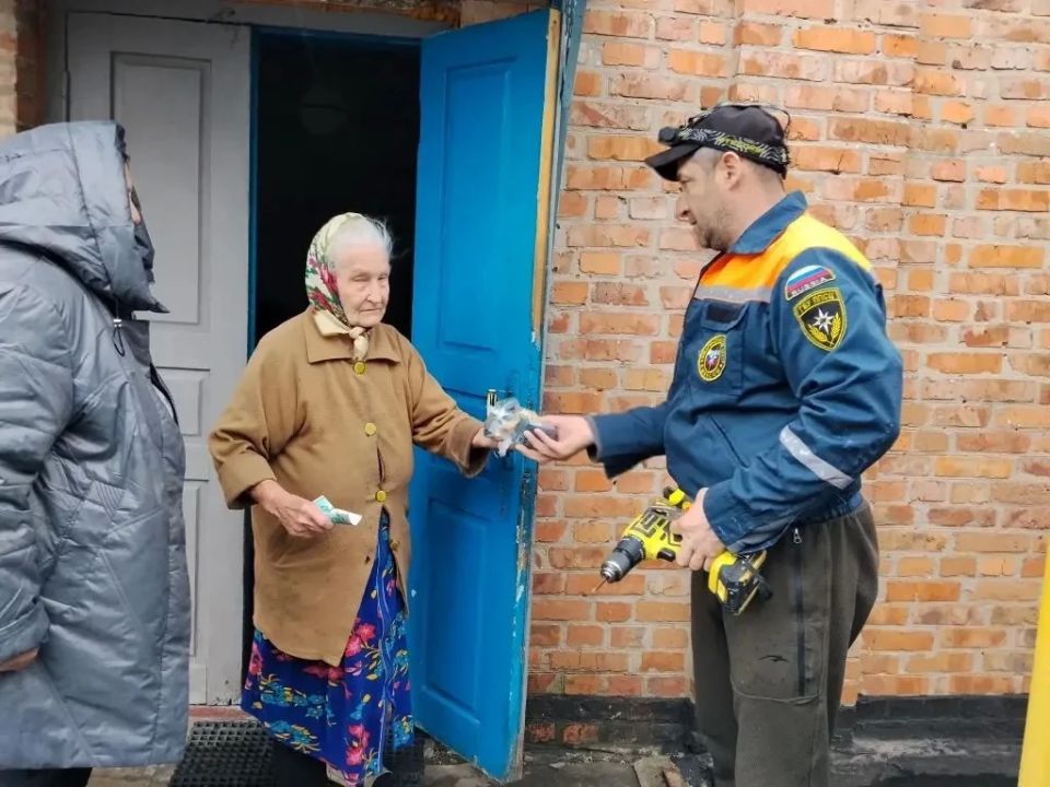 На подшефных территориях мы восстанавливаем не только инфраструктуру, но и возвращаем людям мирную жизнь! На подшефных территориях мы восстанавливаем не только инфраструктуру, но и возвращаем людям мирную жизнь!