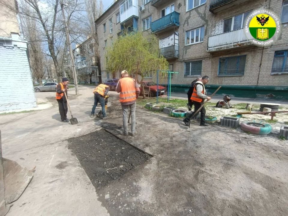 Администрация городского округа Мелитополь продолжает работу по приведению в порядок придомовых территорий Администрация городского округа Мелитополь продолжает работу по приведению в порядок придомовых территорий