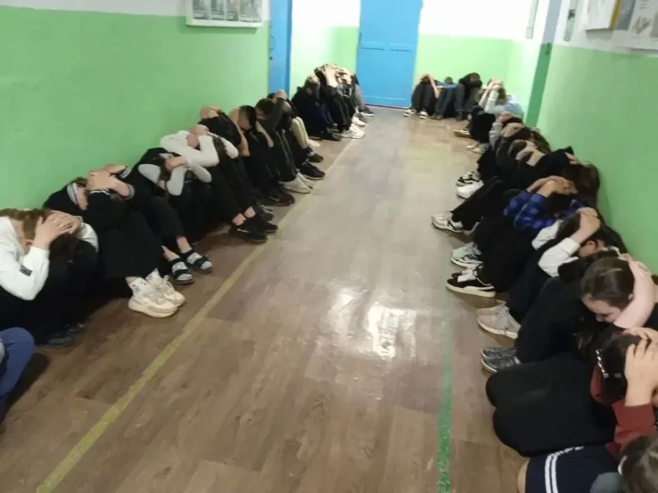 Во вторник, 21 апреля, в образовательных учреждениях Приморского муниципального округа состоялись Всероссийские учения по отработке комплексного сценария "Действия работников, обучающихся, сотрудников охраны образовательных... Во вторник, 21 апреля, в образовательных учреждениях Приморского муниципального округа состоялись Всероссийские учения по отработке комплексного сценария "Действия работников, обучающихся, сотрудников охраны образовательных...
