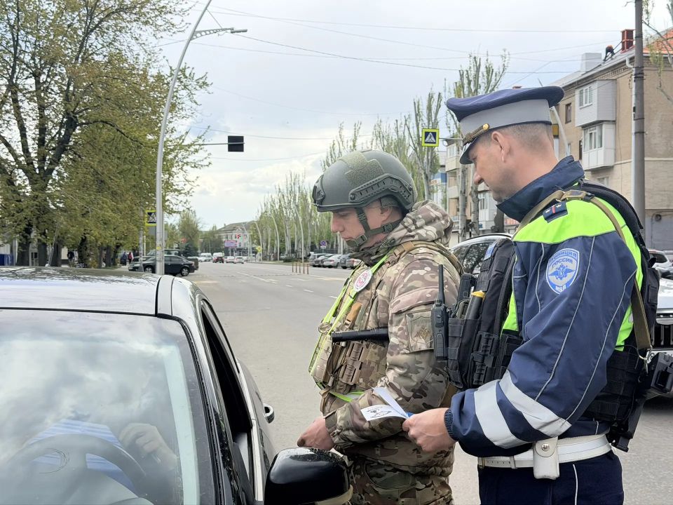 Сотрудники Госавтоинспекции и 219 военной автомобильной инспекции (территориальная) провели беседы с жителями города Мелитополя Сотрудники Госавтоинспекции и 219 военной автомобильной инспекции (территориальная) провели беседы с жителями города Мелитополя
