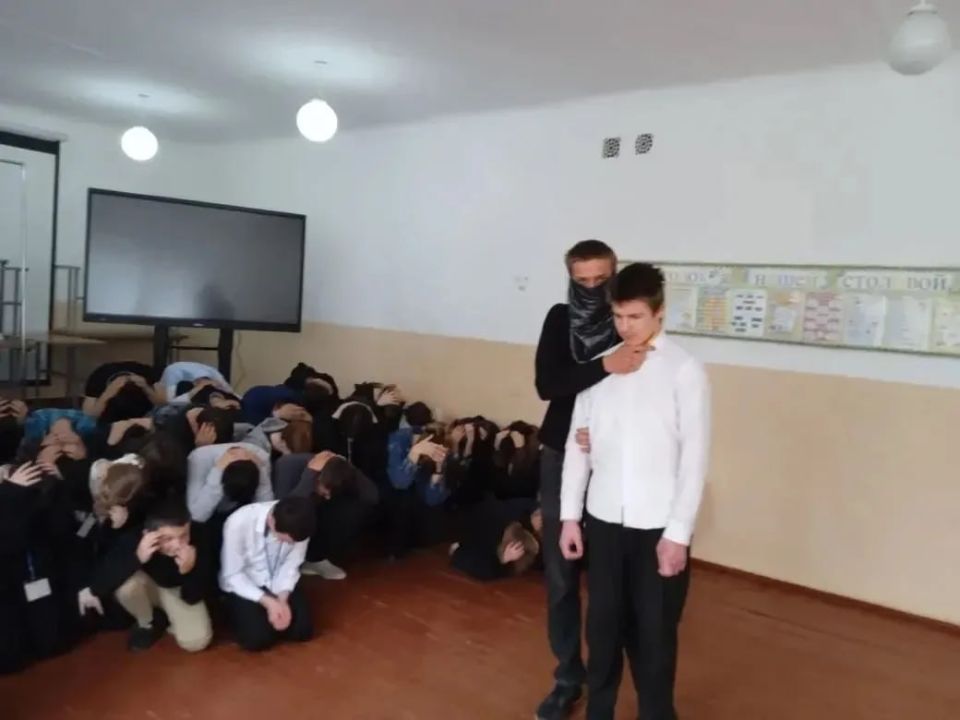 Во вторник, 21 апреля, в образовательных учреждениях Приморского муниципального округа состоялись Всероссийские учения по отработке комплексного сценария "Действия работников, обучающихся, сотрудников охраны образовательных... Во вторник, 21 апреля, в образовательных учреждениях Приморского муниципального округа состоялись Всероссийские учения по отработке комплексного сценария "Действия работников, обучающихся, сотрудников охраны образовательных...