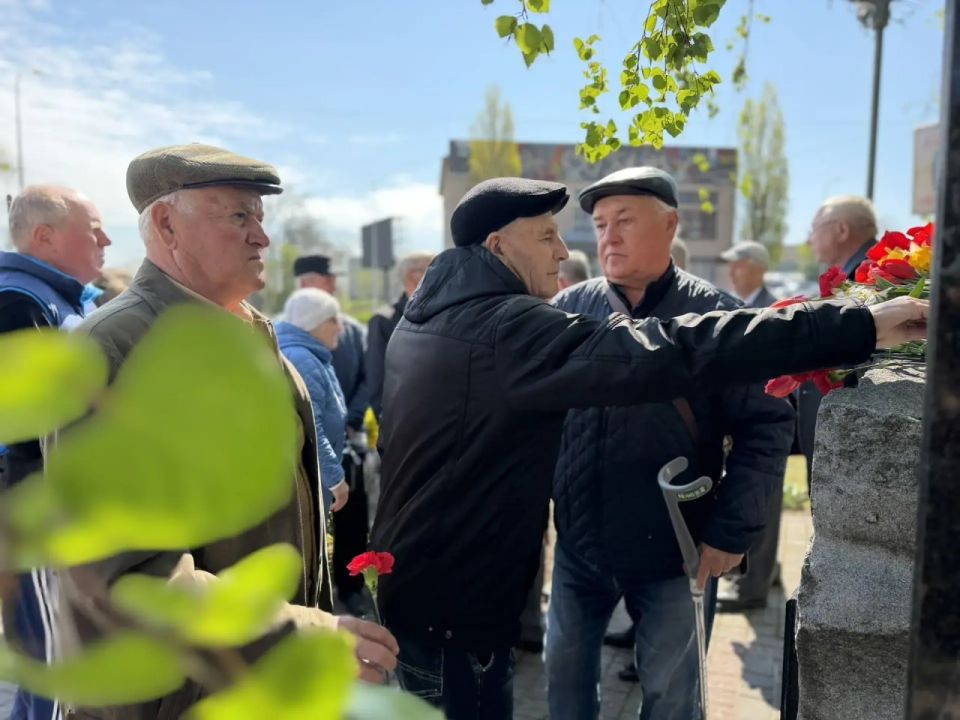 Сотрудники Областного центра искусств и народного творчества вместе с ветеранами-ликвидаторами аварии на Чернобыльской АЭС почтили память героев, возложив цветы к монументу Сотрудники Областного центра искусств и народного творчества вместе с ветеранами-ликвидаторами аварии на Чернобыльской АЭС почтили память героев, возложив цветы к монументу
