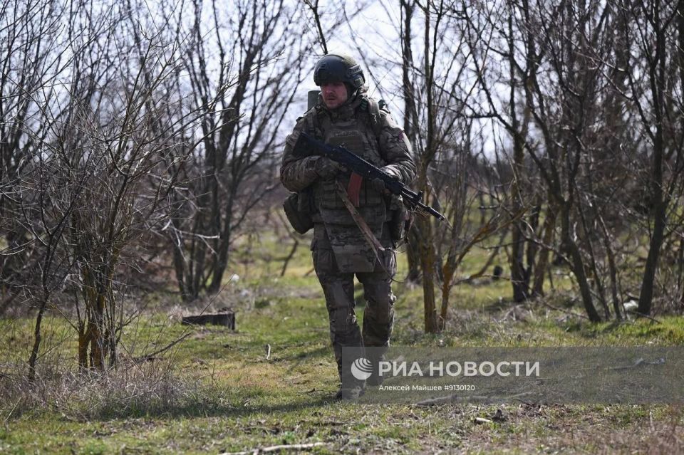 Бойцы 299-го парашютно-десантного полка 98-й воздушно-десантной дивизии ВДВ проводят занятия по боевой подготовке на одном из полигонов в Запорожской области Бойцы 299-го парашютно-десантного полка 98-й воздушно-десантной дивизии ВДВ проводят занятия по боевой подготовке на одном из полигонов в Запорожской области