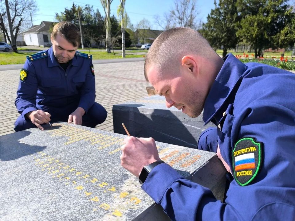Память в красках: Молодежь Акимовки и прокуратура восстановили мемориал погибшим землякам Память в красках: Молодежь Акимовки и прокуратура восстановили мемориал погибшим землякам