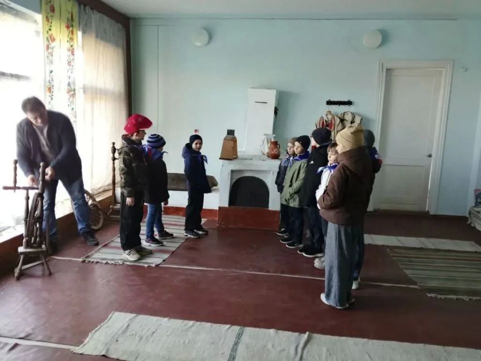 Участники Петровского сельского клуба и ученики начальных классов ГБУ ОО ЗО "Петровская СОШ" побывали в "Болгарской комнате", которая создана на базе СК Участники Петровского сельского клуба и ученики начальных классов ГБУ ОО ЗО "Петровская СОШ" побывали в "Болгарской комнате", которая создана на базе СК