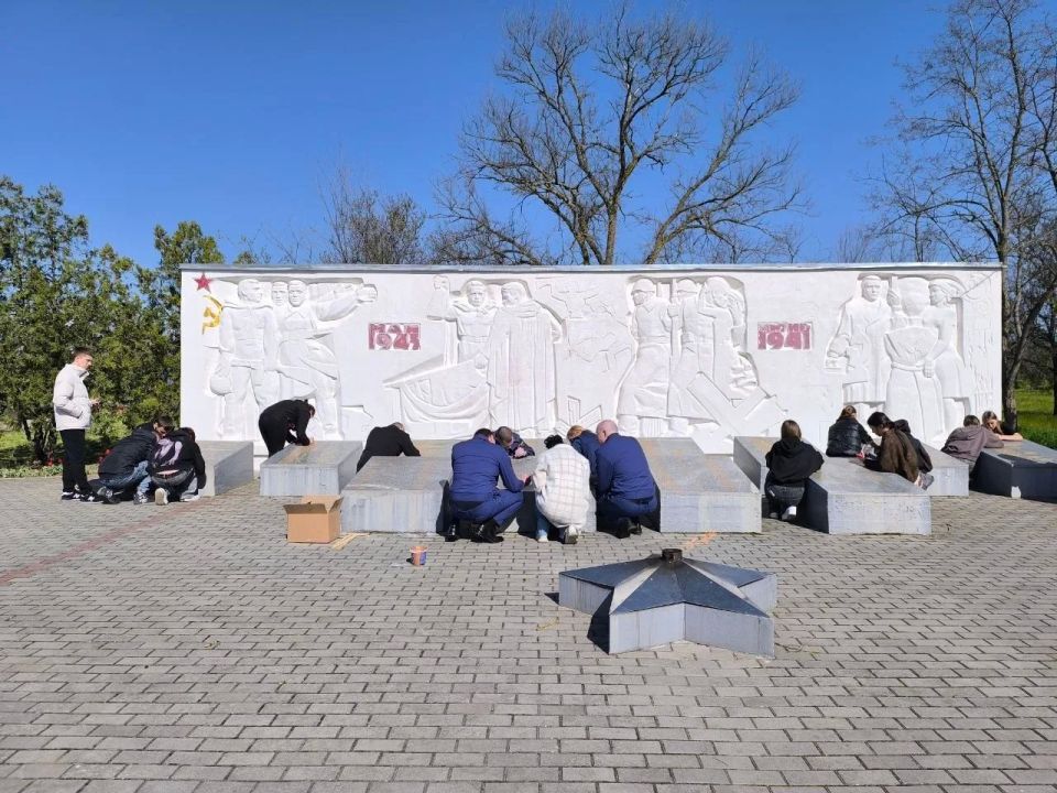 Память в красках: Молодежь Акимовки и прокуратура восстановили мемориал погибшим землякам Память в красках: Молодежь Акимовки и прокуратура восстановили мемориал погибшим землякам