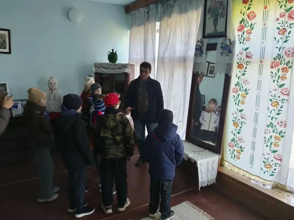 Участники Петровского сельского клуба и ученики начальных классов ГБУ ОО ЗО "Петровская СОШ" побывали в "Болгарской комнате", которая создана на базе СК Участники Петровского сельского клуба и ученики начальных классов ГБУ ОО ЗО "Петровская СОШ" побывали в "Болгарской комнате", которая создана на базе СК