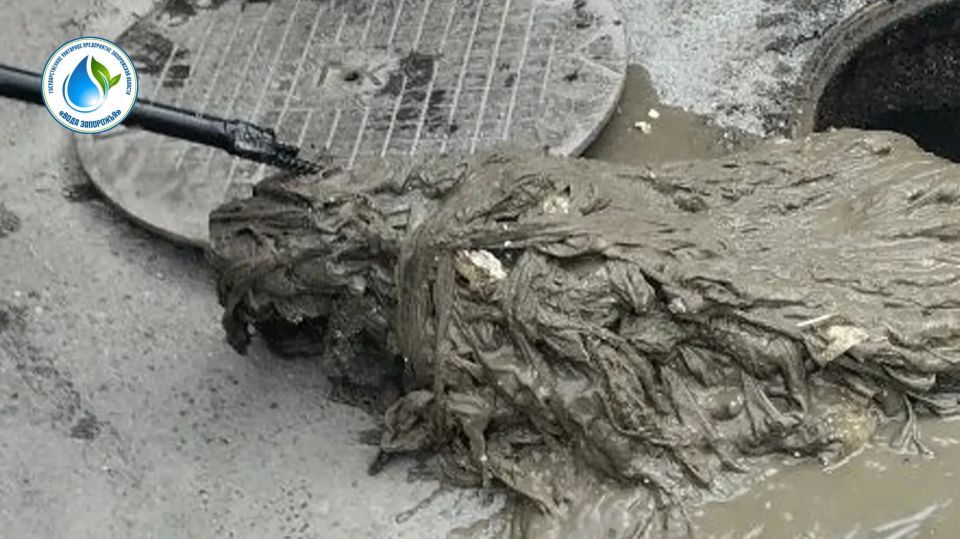 Специалисты филиала «Бердянское ПУВКХ» ГУП ЗО «Вода Запорожья» оперативно устранили два крупных засора на канализационной сети по улице Университетской, г. Бердянск Специалисты филиала «Бердянское ПУВКХ» ГУП ЗО «Вода Запорожья» оперативно устранили два крупных засора на канализационной сети по улице Университетской, г. Бердянск