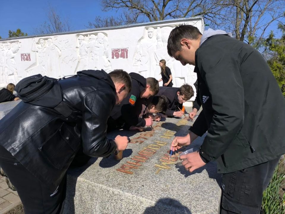 Память в красках: Молодежь Акимовки и прокуратура восстановили мемориал погибшим землякам Память в красках: Молодежь Акимовки и прокуратура восстановили мемориал погибшим землякам