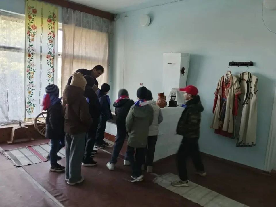 Участники Петровского сельского клуба и ученики начальных классов ГБУ ОО ЗО "Петровская СОШ" побывали в "Болгарской комнате", которая создана на базе СК Участники Петровского сельского клуба и ученики начальных классов ГБУ ОО ЗО "Петровская СОШ" побывали в "Болгарской комнате", которая создана на базе СК
