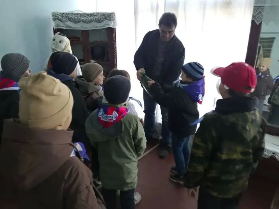 Участники Петровского сельского клуба и ученики начальных классов ГБУ ОО ЗО "Петровская СОШ" побывали в "Болгарской комнате", которая создана на базе СК Участники Петровского сельского клуба и ученики начальных классов ГБУ ОО ЗО "Петровская СОШ" побывали в "Болгарской комнате", которая создана на базе СК