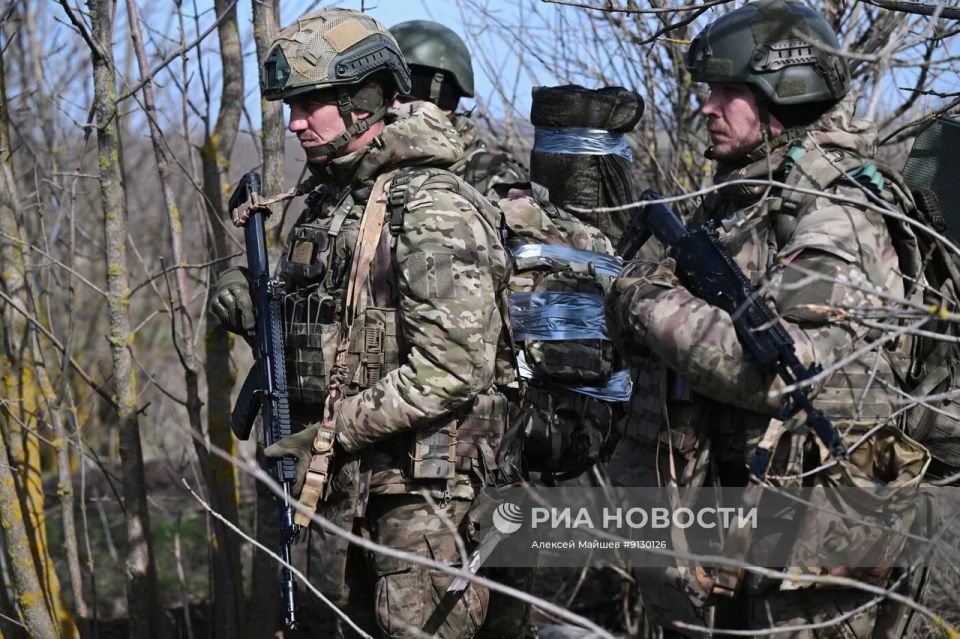 Бойцы 299-го парашютно-десантного полка 98-й воздушно-десантной дивизии ВДВ проводят занятия по боевой подготовке на одном из полигонов в Запорожской области Бойцы 299-го парашютно-десантного полка 98-й воздушно-десантной дивизии ВДВ проводят занятия по боевой подготовке на одном из полигонов в Запорожской области