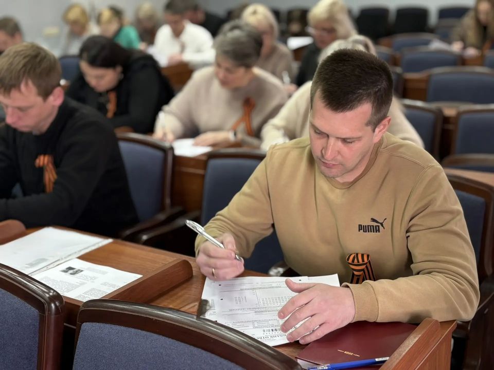 Сотрудники Администрации Бердянска приняли участие в «Диктанте Победы» Сотрудники Администрации Бердянска приняли участие в «Диктанте Победы»