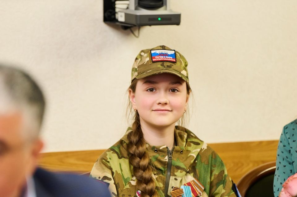 Полина Дудко, позывной «Коса», самый юный волонтёр Благотворительного фонда «Плечом к плечу» партии ЛДПР, приняла участие в заседании фракции ЛДПР в Государственной Думе Полина Дудко, позывной «Коса», самый юный волонтёр Благотворительного фонда «Плечом к плечу» партии ЛДПР, приняла участие в заседании фракции ЛДПР в Государственной Думе