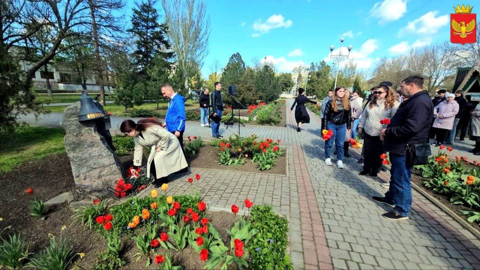 В преддверии Дня памяти о погибших в радиационных авариях и катастрофах и 40-летия аварии на Чернобыльской АЭС в Центральном сквере Приморска у памятного знака ликвидаторам состоялся торжественный митинг В преддверии Дня памяти о погибших в радиационных авариях и катастрофах и 40-летия аварии на Чернобыльской АЭС в Центральном сквере Приморска у памятного знака ликвидаторам состоялся торжественный митинг