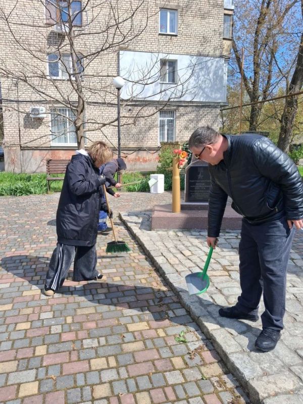 В Бердянске продолжаются субботники, которые проводят депутаты партии «Единая Россия» В Бердянске продолжаются субботники, которые проводят депутаты партии «Единая Россия»