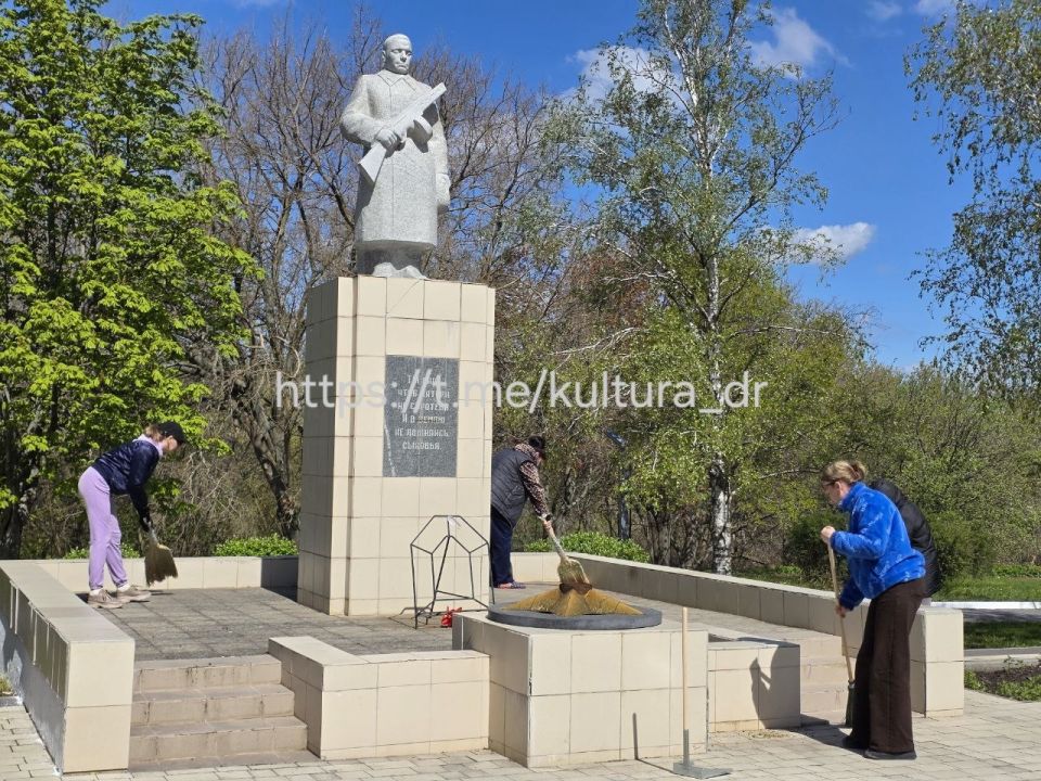 Сегодня на территории ДК "Горняк" прошёл апрельский субботник! Сегодня на территории ДК "Горняк" прошёл апрельский субботник!