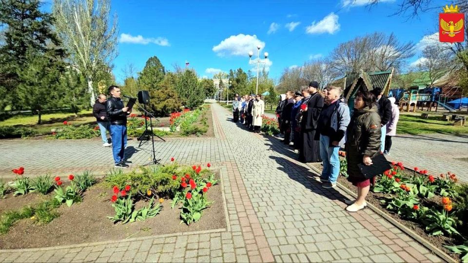 В преддверии Дня памяти о погибших в радиационных авариях и катастрофах и 40-летия аварии на Чернобыльской АЭС в Центральном сквере Приморска у памятного знака ликвидаторам состоялся торжественный митинг В преддверии Дня памяти о погибших в радиационных авариях и катастрофах и 40-летия аварии на Чернобыльской АЭС в Центральном сквере Приморска у памятного знака ликвидаторам состоялся торжественный митинг