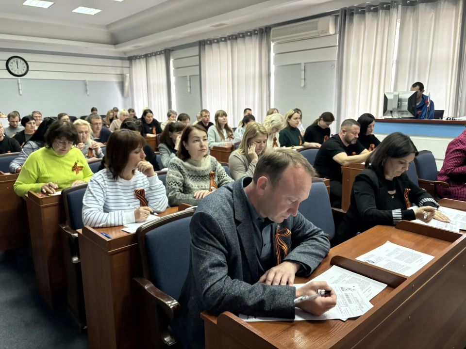 Сотрудники Администрации Бердянска приняли участие в «Диктанте Победы» Сотрудники Администрации Бердянска приняли участие в «Диктанте Победы»