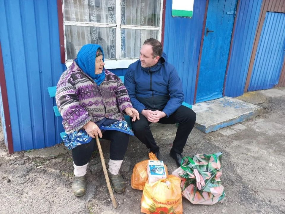 Глава Токмакского муниципального округа Александр Калмыков провел рабочую поездку в село Грушевка, в ходе которой лично поздравил долгожительницу, Русановскую Станиславу Андреевну, с наступающим 98-м днем рождения Глава Токмакского муниципального округа Александр Калмыков провел рабочую поездку в село Грушевка, в ходе которой лично поздравил долгожительницу, Русановскую Станиславу Андреевну, с наступающим 98-м днем рождения