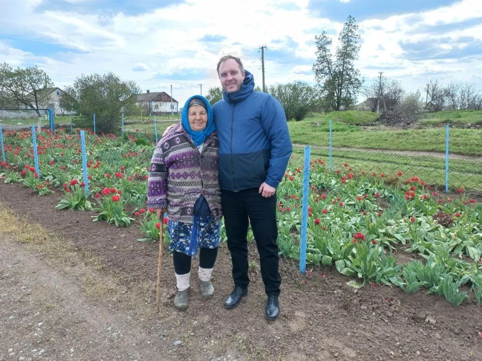 Глава Токмакского муниципального округа Александр Калмыков провел рабочую поездку в село Грушевка, в ходе которой лично поздравил долгожительницу, Русановскую Станиславу Андреевну, с наступающим 98-м днем рождения Глава Токмакского муниципального округа Александр Калмыков провел рабочую поездку в село Грушевка, в ходе которой лично поздравил долгожительницу, Русановскую Станиславу Андреевну, с наступающим 98-м днем рождения