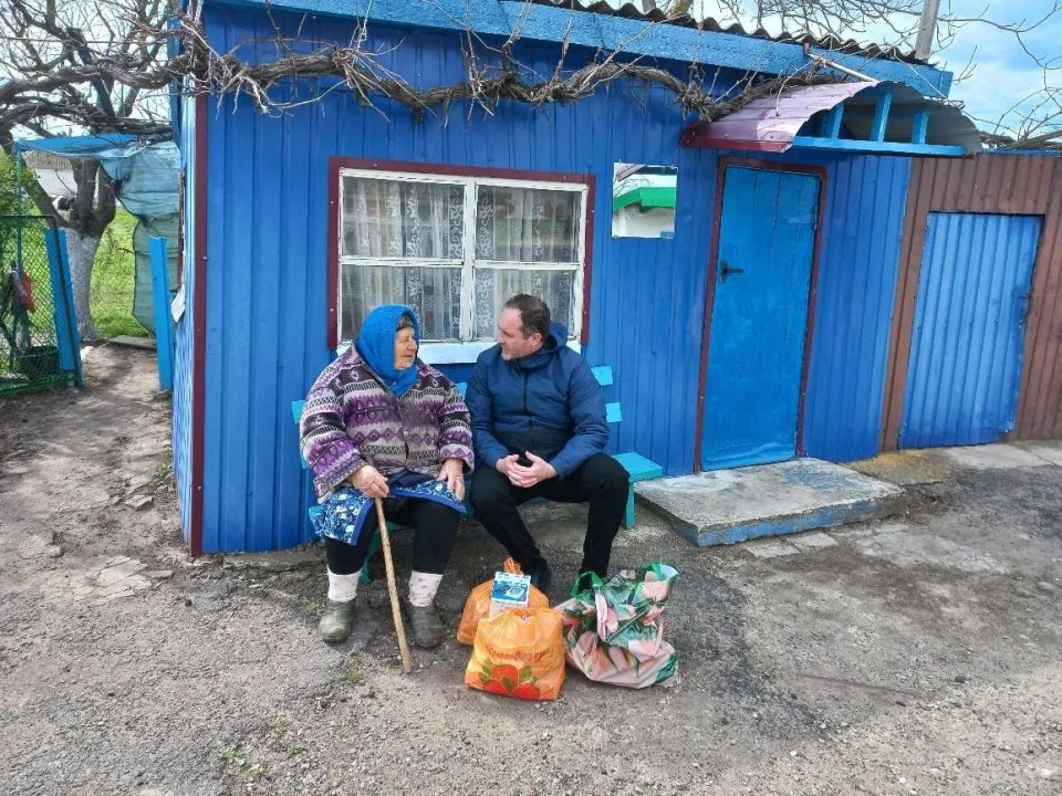 Глава Токмакского муниципального округа Александр Калмыков провел рабочую поездку в село Грушевка, в ходе которой лично поздравил долгожительницу, Русановскую Станиславу Андреевну, с наступающим 98-м днем рождения Глава Токмакского муниципального округа Александр Калмыков провел рабочую поездку в село Грушевка, в ходе которой лично поздравил долгожительницу, Русановскую Станиславу Андреевну, с наступающим 98-м днем рождения