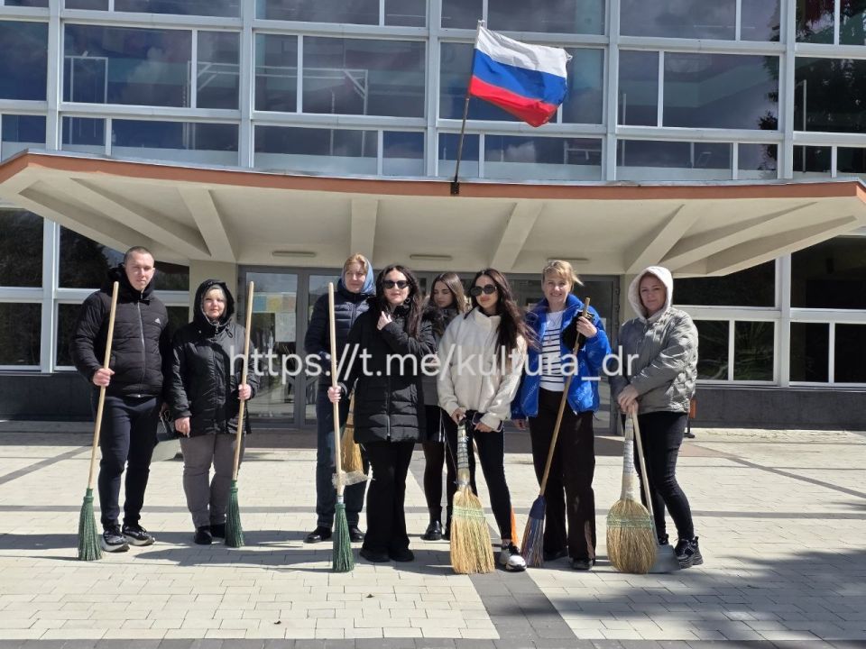 Сегодня на территории ДК "Горняк" прошёл апрельский субботник! Сегодня на территории ДК "Горняк" прошёл апрельский субботник!