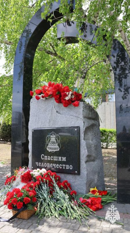 Сотрудники МЧС России в Мелитополе почтили память героев Чернобыля Сотрудники МЧС России в Мелитополе почтили память героев Чернобыля