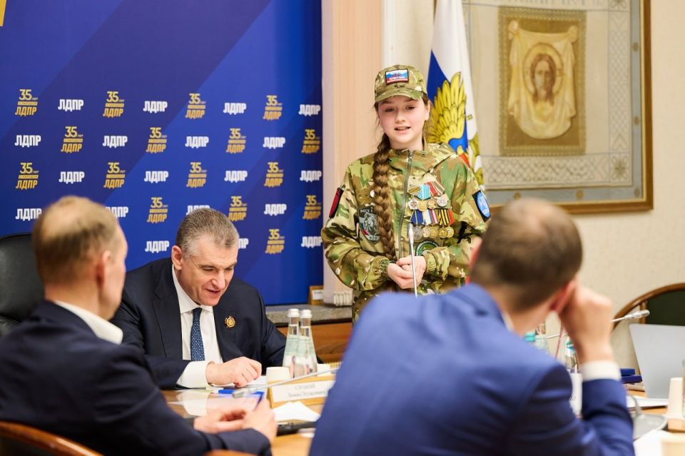 Полина Дудко, позывной «Коса», самый юный волонтёр Благотворительного фонда «Плечом к плечу» партии ЛДПР, приняла участие в заседании фракции ЛДПР в Государственной Думе Полина Дудко, позывной «Коса», самый юный волонтёр Благотворительного фонда «Плечом к плечу» партии ЛДПР, приняла участие в заседании фракции ЛДПР в Государственной Думе