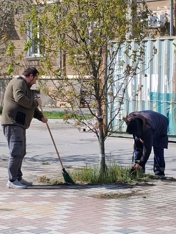 В Бердянске продолжаются субботники, которые проводят депутаты партии «Единая Россия» В Бердянске продолжаются субботники, которые проводят депутаты партии «Единая Россия»