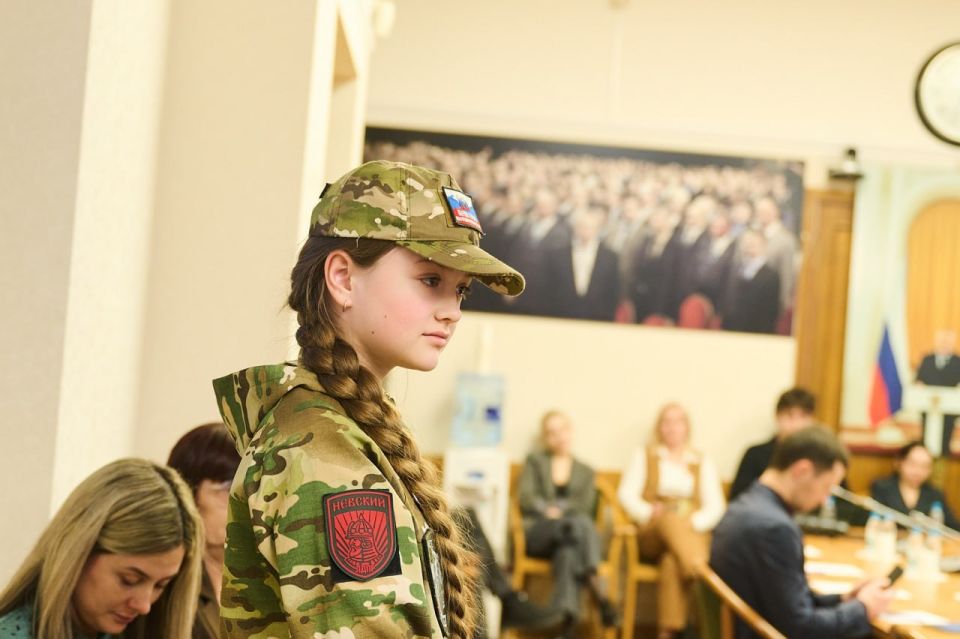Полина Дудко, позывной «Коса», самый юный волонтёр Благотворительного фонда «Плечом к плечу» партии ЛДПР, приняла участие в заседании фракции ЛДПР в Государственной Думе Полина Дудко, позывной «Коса», самый юный волонтёр Благотворительного фонда «Плечом к плечу» партии ЛДПР, приняла участие в заседании фракции ЛДПР в Государственной Думе
