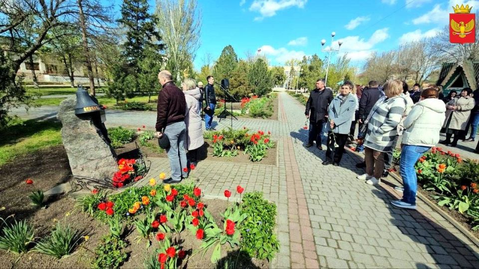 В преддверии Дня памяти о погибших в радиационных авариях и катастрофах и 40-летия аварии на Чернобыльской АЭС в Центральном сквере Приморска у памятного знака ликвидаторам состоялся торжественный митинг В преддверии Дня памяти о погибших в радиационных авариях и катастрофах и 40-летия аварии на Чернобыльской АЭС в Центральном сквере Приморска у памятного знака ликвидаторам состоялся торжественный митинг