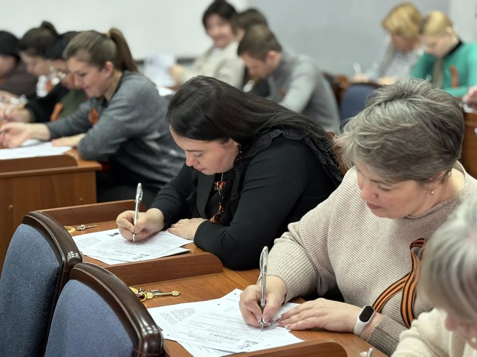 Сотрудники Администрации Бердянска приняли участие в «Диктанте Победы» Сотрудники Администрации Бердянска приняли участие в «Диктанте Победы»