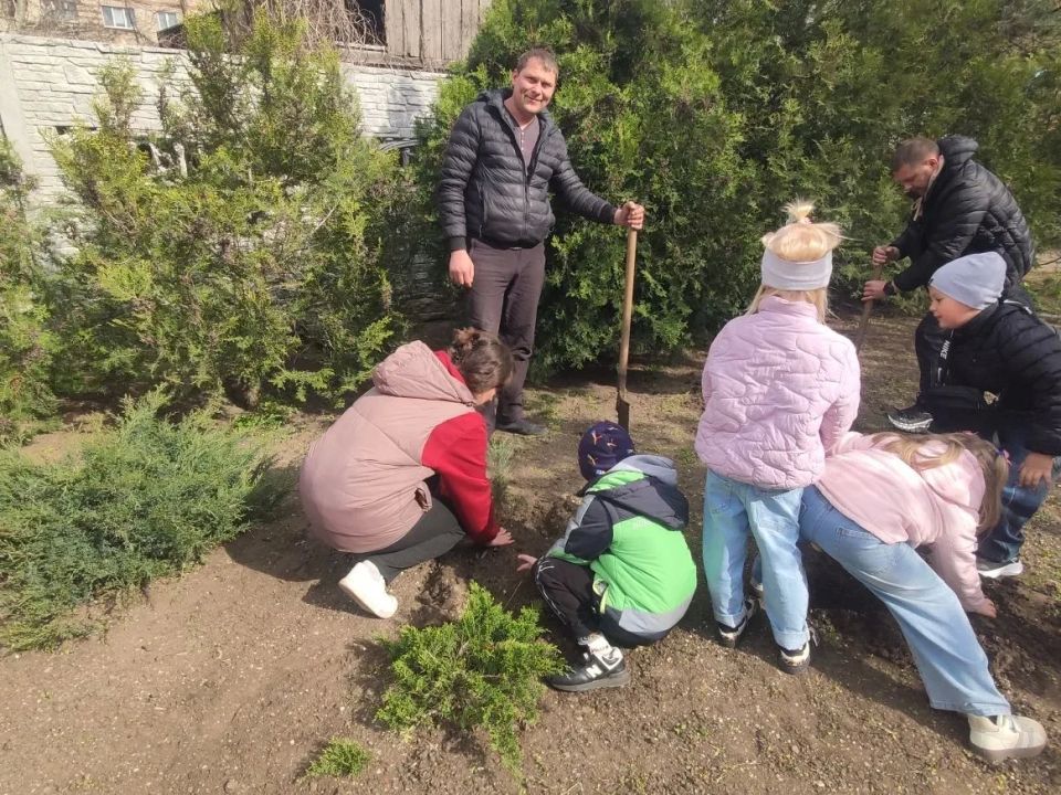 В Бердянске продолжается экологическая акция: воспитанники детского сада «Ласточка» высадили деревья В Бердянске продолжается экологическая акция: воспитанники детского сада «Ласточка» высадили деревья