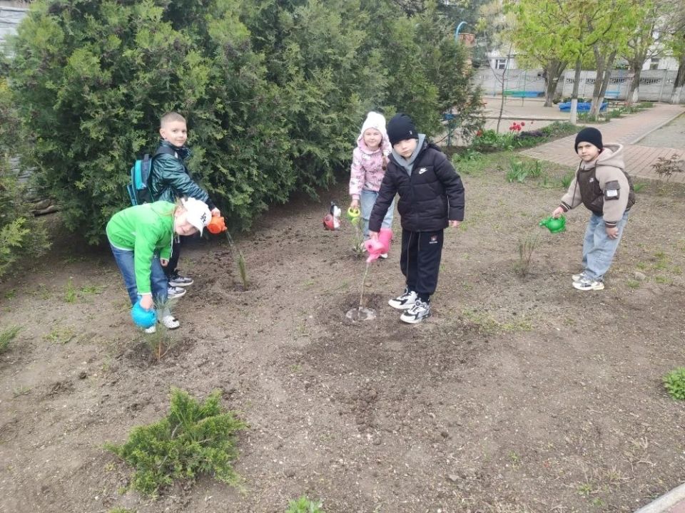 В Бердянске продолжается экологическая акция: воспитанники детского сада «Ласточка» высадили деревья В Бердянске продолжается экологическая акция: воспитанники детского сада «Ласточка» высадили деревья
