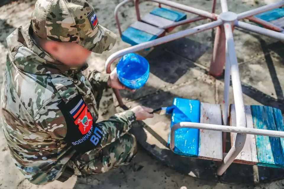Военнослужащие военной полиции привели в порядок детскую площадку Военнослужащие военной полиции привели в порядок детскую площадку