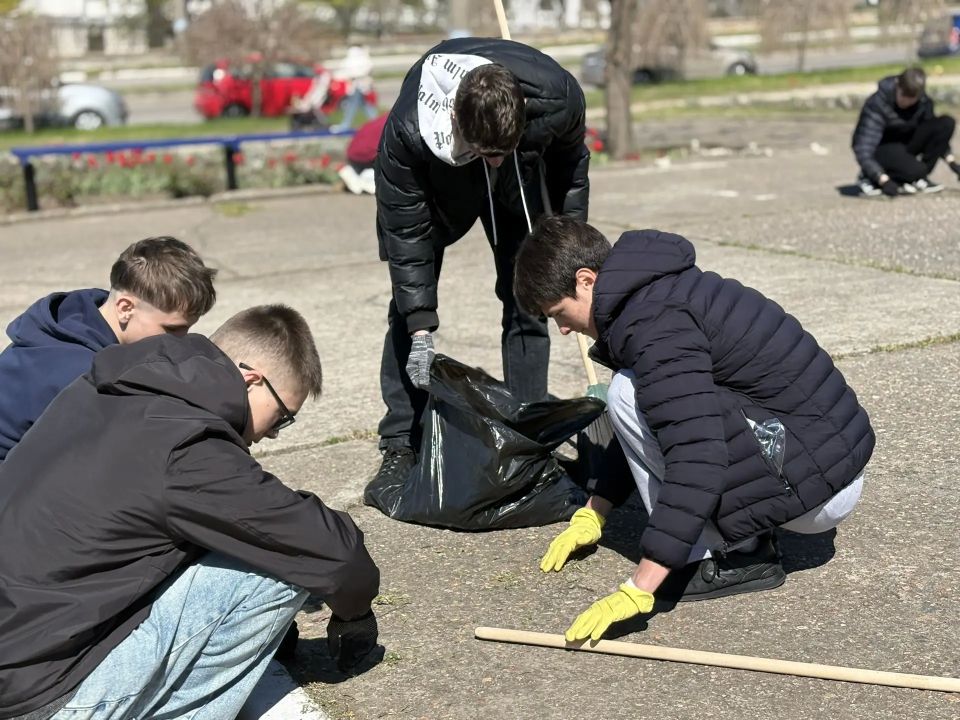 В Бердянске активисты партии "Единая Россия" привели в порядок мемориал «Вечный огонь» В Бердянске активисты партии "Единая Россия" привели в порядок мемориал «Вечный огонь»
