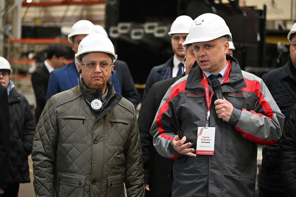 В Ростове-на-Дону вместе с коллегами, руководителями парламентов юга России, посетил производственные площадки компании «Ростсельмаш» — одного из флагманов отечественного сельхозмашиностроения В Ростове-на-Дону вместе с коллегами, руководителями парламентов юга России, посетил производственные площадки компании «Ростсельмаш» — одного из флагманов отечественного сельхозмашиностроения