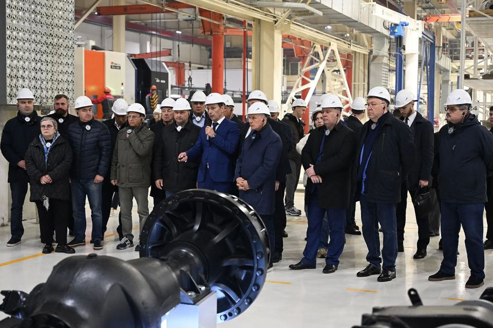 В Ростове-на-Дону вместе с коллегами, руководителями парламентов юга России, посетил производственные площадки компании «Ростсельмаш» — одного из флагманов отечественного сельхозмашиностроения В Ростове-на-Дону вместе с коллегами, руководителями парламентов юга России, посетил производственные площадки компании «Ростсельмаш» — одного из флагманов отечественного сельхозмашиностроения