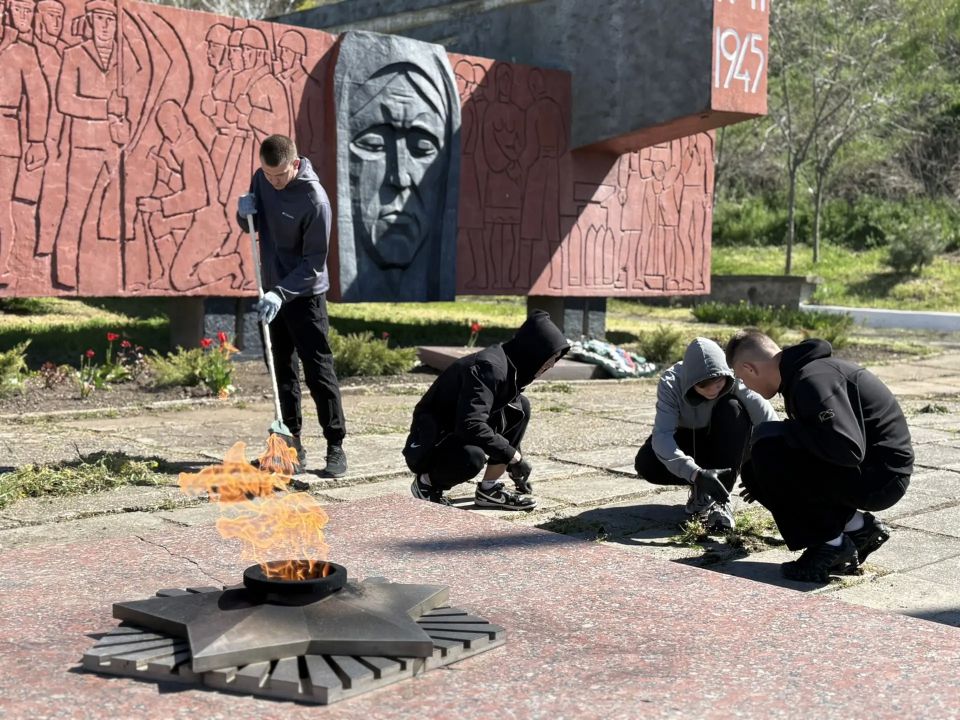 В Бердянске активисты партии "Единая Россия" привели в порядок мемориал «Вечный огонь» В Бердянске активисты партии "Единая Россия" привели в порядок мемориал «Вечный огонь»