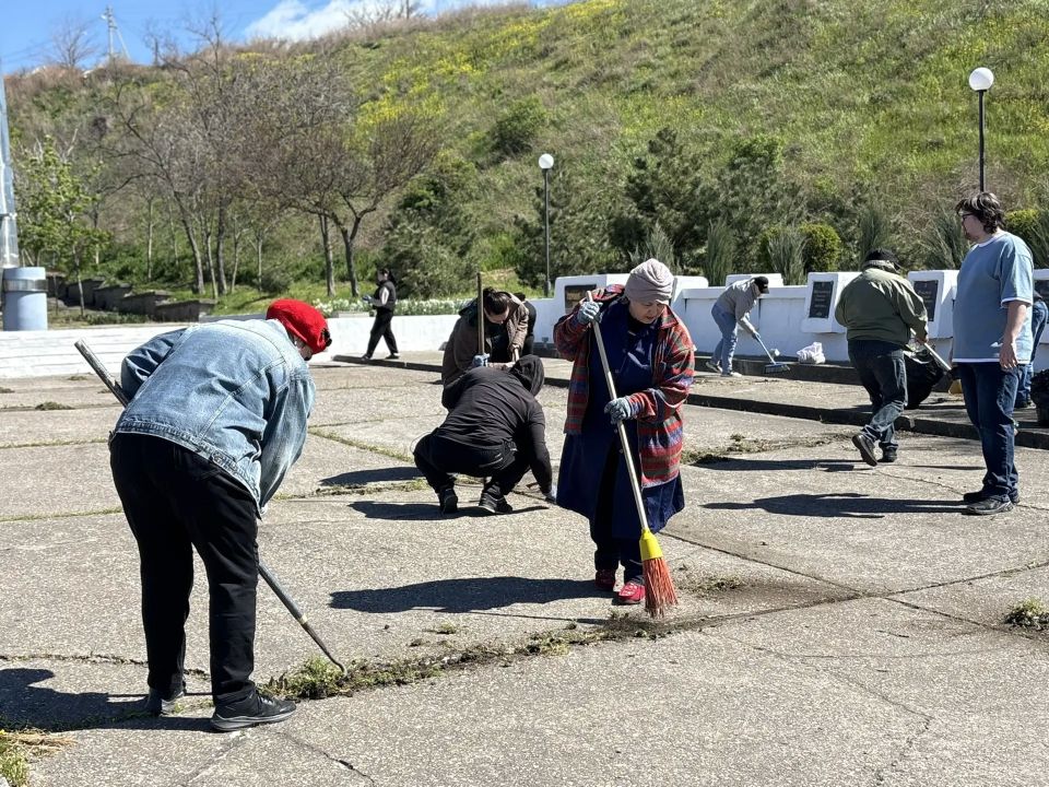 В Бердянске активисты партии "Единая Россия" привели в порядок мемориал «Вечный огонь» В Бердянске активисты партии "Единая Россия" привели в порядок мемориал «Вечный огонь»