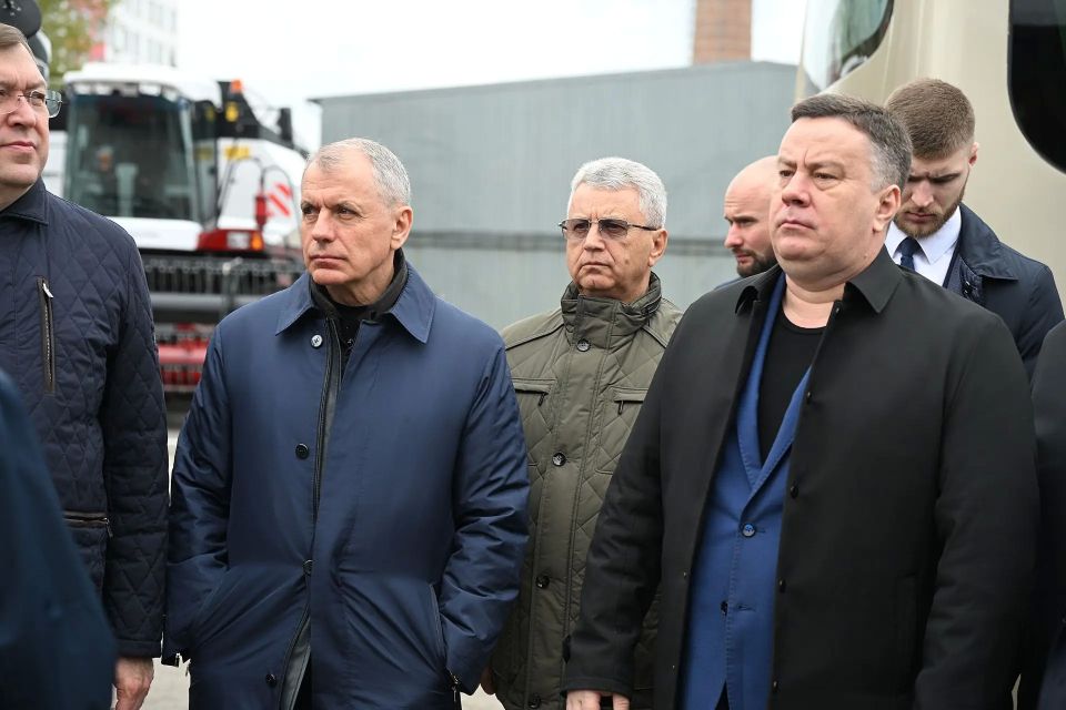 В Ростове-на-Дону вместе с коллегами, руководителями парламентов юга России, посетил производственные площадки компании «Ростсельмаш» — одного из флагманов отечественного сельхозмашиностроения В Ростове-на-Дону вместе с коллегами, руководителями парламентов юга России, посетил производственные площадки компании «Ростсельмаш» — одного из флагманов отечественного сельхозмашиностроения